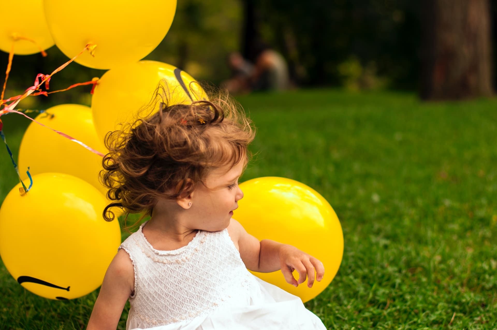 Dziecko z balonami